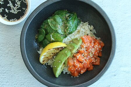 Райс боул с лососем