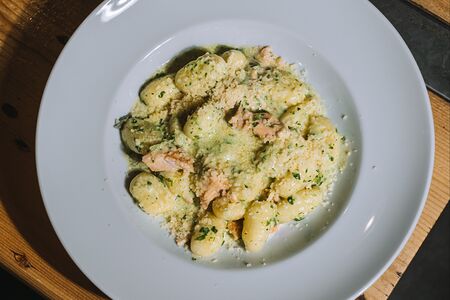 Ньокки с лососем и шпинатом