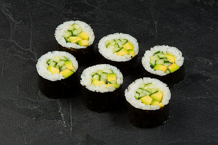 Маки с авокадо и огурцом