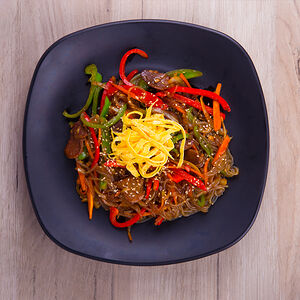 Крахмальная лапша с овощами и говяжьей вырезкой