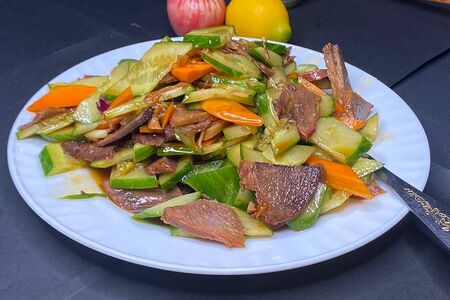 Салат из свежих огурцов с говядиной 105/2