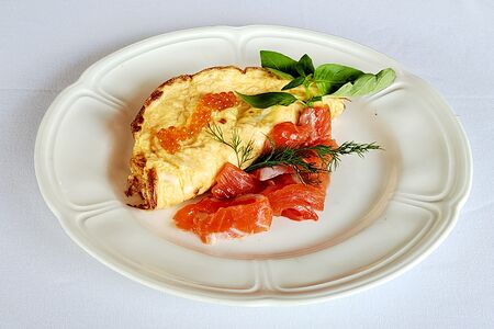 Омлет со слабосоленой форелью и красной икрой