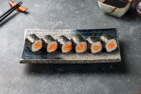 Ролл с лососем