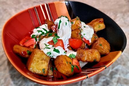 Теплый салат из баклажанов, томатов с сыром страчателла