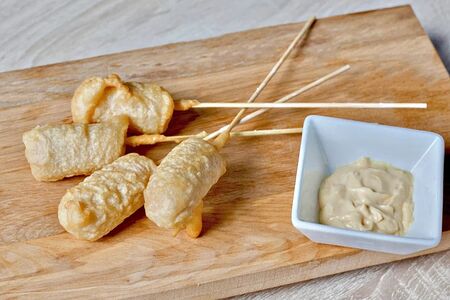 Колбаски в темпуре куриные с соусом