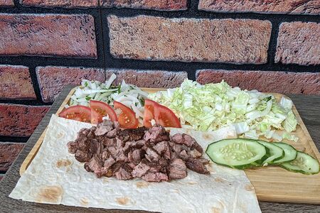 Шаурма с говядиной на тарелке