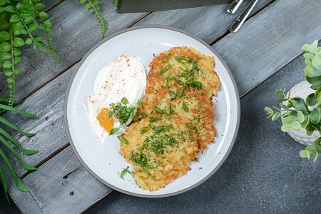 Драники со сметаной и щучьей икрой