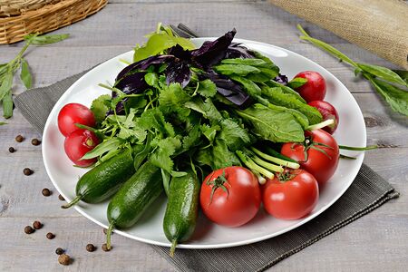 Ассорти букет зелени и помидоры и огурцы 