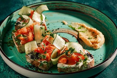 Брускетты с лососем