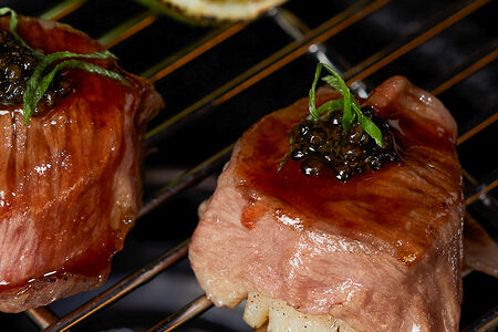 Гребешок, вагю, черная икра