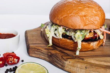 Бургер с рваной копченой свининой