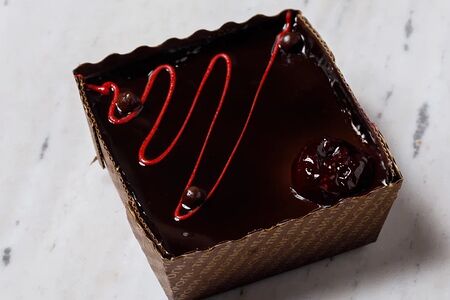 Пирожное Вишня в шоколаде