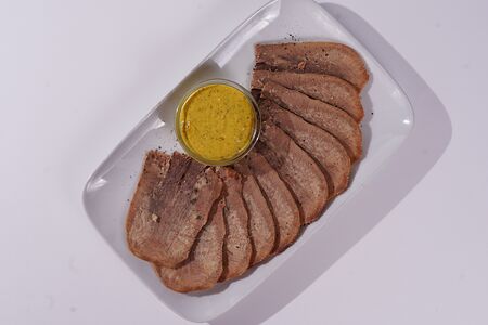 Язык с горчичным соусом