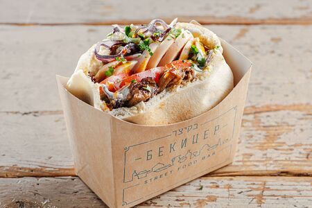 Сабих в пите с жёлтым томатом