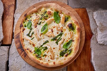 Пицца с курицей и песто