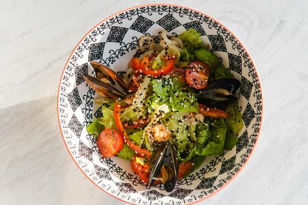 С морепродуктами в устричном соусе