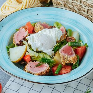 Салат Нисуаз с обжаренным тунцом