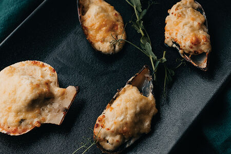 Мидии и гребешок запеченные