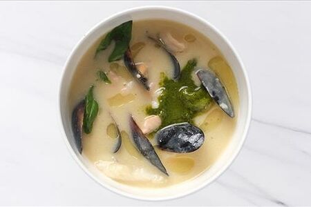 Рыбный суп с мидиями, семгой и креветками