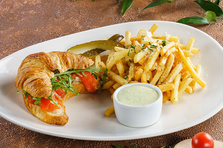 Круассан с семгой и сливочным сыром