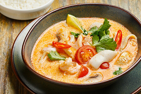 Суп с морепродуктами в тайском стиле