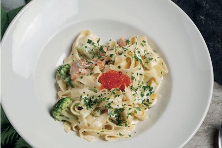 Феттуччине с лососем и брокколи