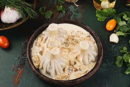 Хинкали в кеци в сливочном соусе