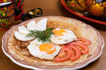 Блин с яичницей и беконом