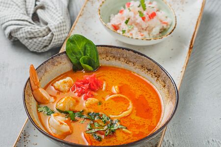 Том ям с морепродуктами