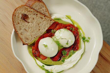 Яйца по-турецки с печеными перцами