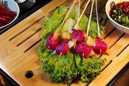 Мини-шашлычки из говядины с маринованным перцем чили