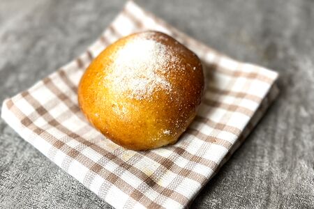 Булочка с клубничным джемом