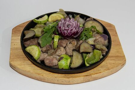 Жаркое на сковороде из cвинoй вырезки с овощами
