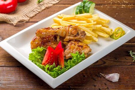 Голень с картошкой фри