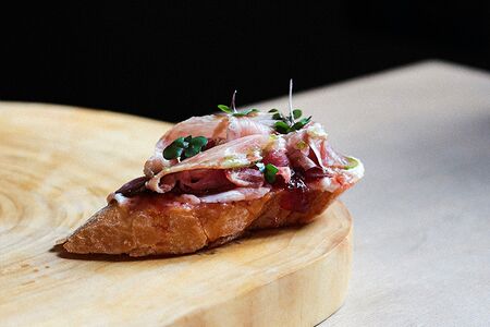 Тапас с хамоном и луковым вареньем