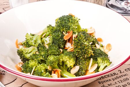 Брокколи с миндалём