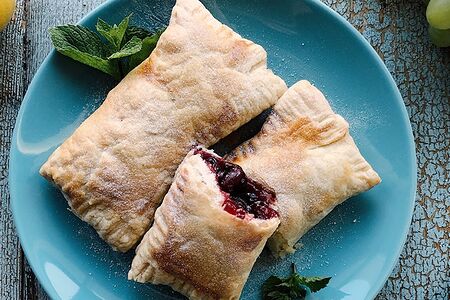 Пирожок с вишней