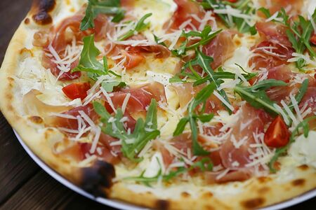 Пицца с пармской ветчиной