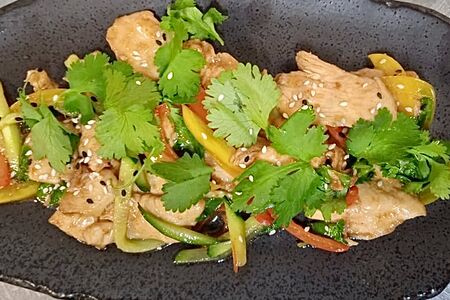 Куриная грудка с бланшированными овощами