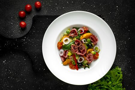 Теплый салат с говядиной