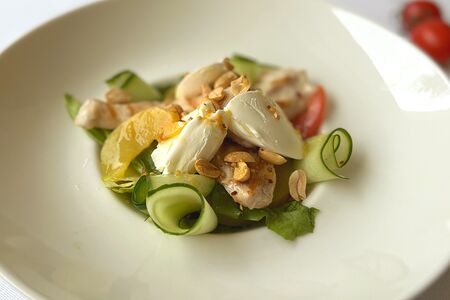 Салат со сливочным сыром и персиком