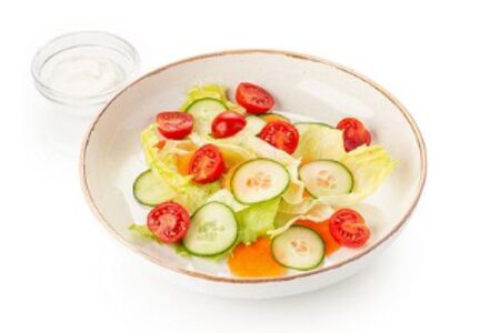 Овощной салат с огурцами, черри и морковью
