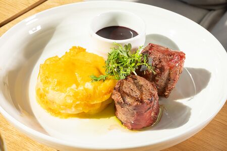 Филе миньон с черничным демигласом и картофельным гратеном