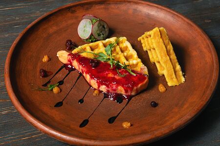 Семга на гриле с вафлей