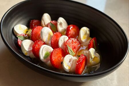 Крем из белого шоколада с малиной