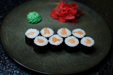 Мини ролл с лососем