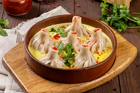 Хинкали с креветками в сливочно-сырном соусе