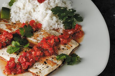 Форель с овощной сальсой и рисом