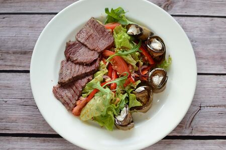 С ростбифом гриль и баклажанами