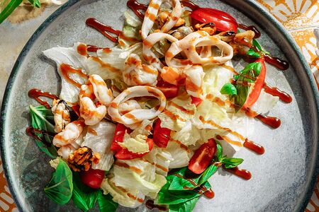 Теплый салат с морепродуктами